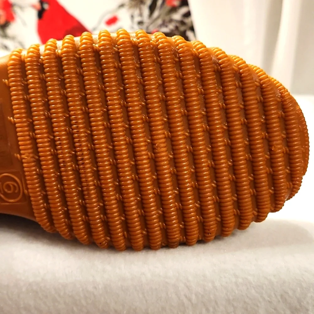 MAX MUXUM WOMANS NEW ASSORTED SIZES LEOPARD & BEIGE DUCK BOOTS. FINAL PRICE - Picture 8 of 9